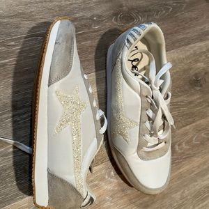 Very g cream tennis shoes